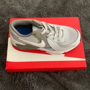 NWT NIKE AIR MAX EXCEE size 12 grey & white